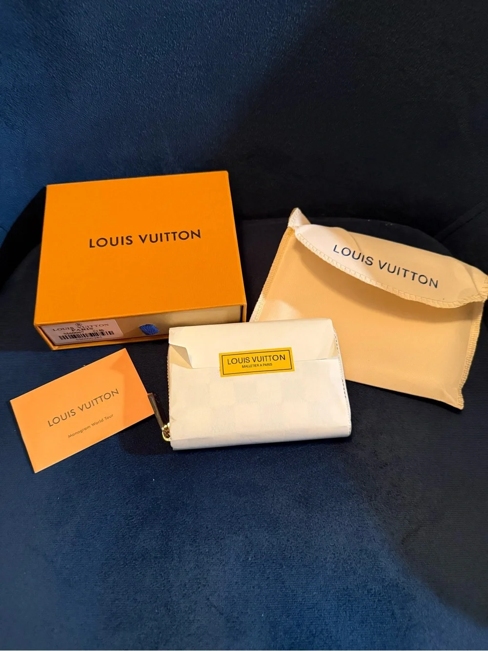 Source Unknown White and Gray Checkered Zip Card Wallet